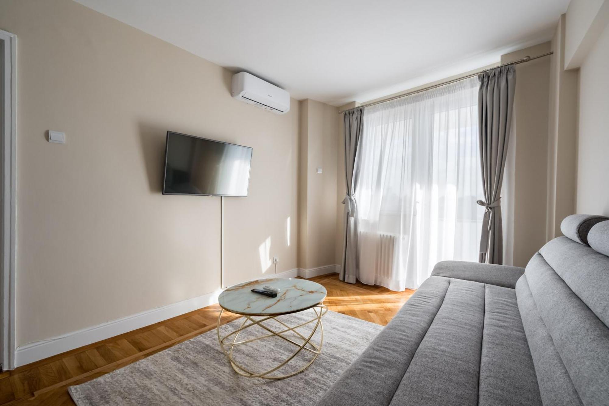 City View Apartment With Private Balcony Bucharest Exterior photo