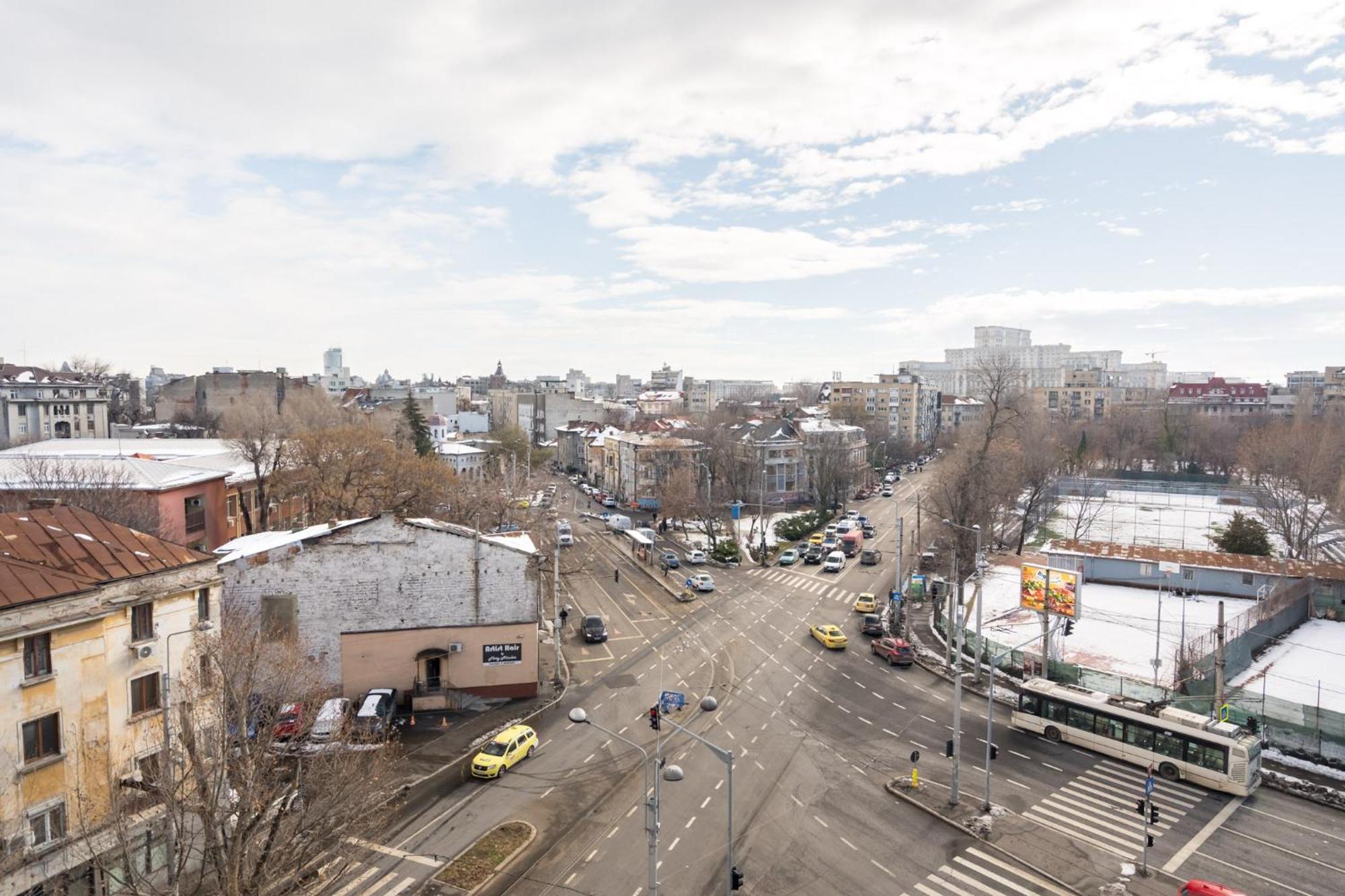City View Apartment With Private Balcony Bucharest Exterior photo